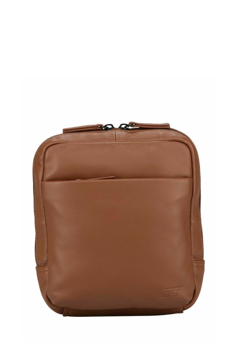 Sac en cuir marron à texture lisse, forme rectangulaire, fermeture éclair, et une poche avant. Marquage discret dans le coin inférieur.