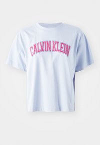 Hellblaues, kurzärmliges, cropped T-Shirt mit einem großen rosa "CALVIN KLEIN"-Aufdruck auf der Vorderseite in fetter Schrift. Aus weichem Baumwollmaterial.