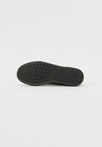 Talpa de pantof din cauciuc negru cu un model texturat ce prezintă forme de diamant și nervuri. Margini netede și fără branding sau accente vizibile.