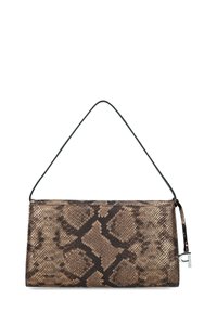 Bruin clutch met slangenprint en een gestructureerde afwerking, voorzien van een zwarte schouderriem en een ritsdetail aan de zijkant.