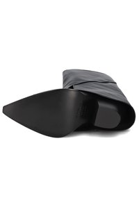 Zwarte leren enkellaars met een puntige neus en een slanke, gevouwen ontwerp. Heeft een gladde textuur en een solide zwarte zool.