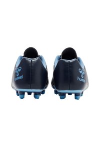 Ciemnoniebieskie buty piłkarskie o błyszczącej powierzchni, z jasnoniebieskimi akcentami i teksturowanymi bokami; posiadają logo na każdym pięcie i wymodelowane ćwieki.