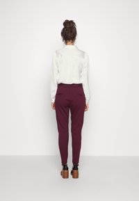Vero Moda Tygbyxor - bordeaux