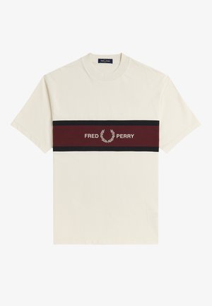 Camisa de manga corta color crema con una franja horizontal burdeos y negra que presenta el texto "Fred Perry" y el logo de la corona de laurel en el centro.