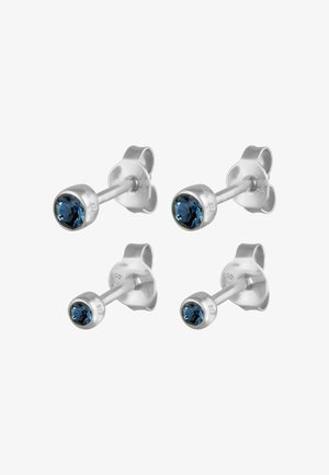 Silberne Ohrstecker mit runden, dunkelblauen Edelsteinen, ausgestattet mit einer glatten Oberfläche und einer Schmetterlingsverschluss. Mit "925" für Sterlingsilber gestempelt.
