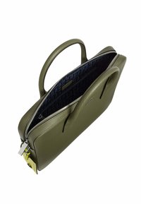 Bolso de cuero verde oliva con dos asas, cierre de cremallera y un interior de patrón azul marino. Cuenta con un detalle de cierre y llave en la cremallera.