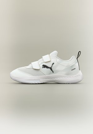 Weißer Puma Sportschuh mit zwei Klettverschlüssen, schwarzem Puma-Logo an der Seite und schwarzer Zuglasche an der Ferse.