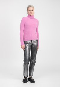 INFLUENCER FLUFFY TURTLENECK PULL - Maglione - pink