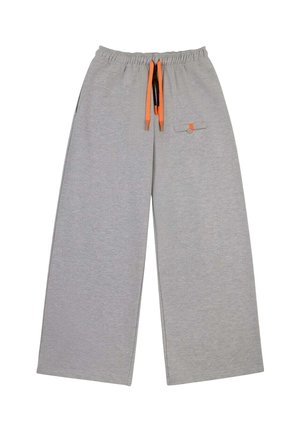 Pantalon gris à jambes larges avec ceinture élastique et cordons orange, avec une petite poche boutonnée sur le côté droit.