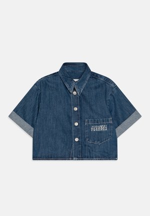 Temno modra denim kratka majica s kratkimi rokavi z gumbi spredaj, ovratnikom, žepom na prsih in svetlo modrimi zavihanimi manšetami; ima bele tiskane detajle.