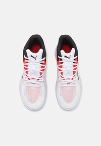 Hvide atletiske sneakers med sorte og røde Accenter, der har en struktureret mesh-overdel, runde snørebånd og et karakteristisk logo på hver sko.