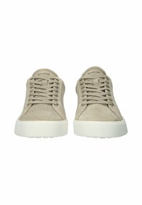 Dvojica béžových semišových tenisiek s bielymi hrubými podrážkami a šnúrkami, zobrazených spredu na bielom pozadí.