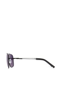 Occhiali da sole con lenti viola scuro, montatura in metallo e aste nere. Presentano cuscinetti per il naso e un design elegante. Estetica minimalista.