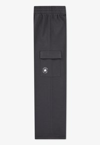 Γκρι υφασμάτινο παντελόνι με ελαστική μέση, πλαϊνή τσέπη cargo και κυκλικό λογότυπο. Ομαλή υφή με σχεδιασμό ίσιας γραμμής.