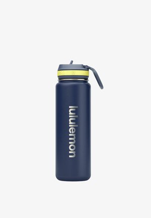 Hohe blaue Wasserflasche mit gelbem Band und klappbarem Trinkausguss, gebrandet mit vertikalem weißem "lululemon"-Text.