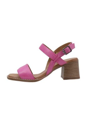 Sandale en cuir rose à bout ouvert avec des brides entrecroisées et une boucle réglable. Présente un talon carré avec une texture en bois.