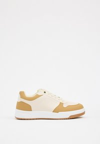 Zapatillas para hombre con un esquema de color crema y marrón, fabricadas con materiales sintéticos, que cuentan con un cuello acolchado y acentos texturizados, suela de goma.