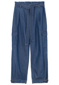Pantalones cargo de mezclilla en azul medio con cintura elástica, cinturón de lazo y dos bolsillos laterales. El dobladillo presenta detalles de botones.