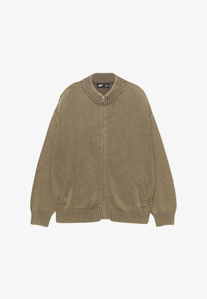 Cardigan zippé kaki avec col et poignets côtelés. Comprend des poches latérales et un motif en tricot texturé sur tout le tissu.