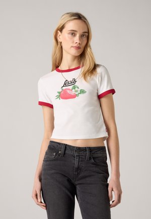 Balta trumpa marškinėliai su raudonu apykaklės ir rankovių kraštu. Yra braškės grafika ir užrašas "Levi's". Nešiojami su tamsiomis džinsais.