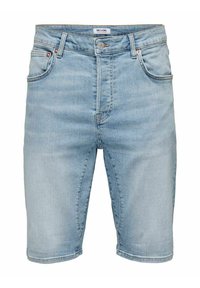 Vaaleansiniset farkkushortsit suoraan leikkauksella, joissa on viisi taskua, messinkisestä napista suljettavuus ja ompeluyksityiskohtia saumoissa.