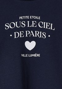 Navy Baumwoll-T-Shirt mit weißem Text: "PETITE ETOILE SOUS LE CIEL DE PARIS" und "VILLE LUMIÈRE" mit einem Herzsymbol.