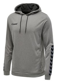 Sudadera deportiva gris con cordones negros, logotipo negro de hummel en el pecho y franjas de cheurón negras en las mangas.