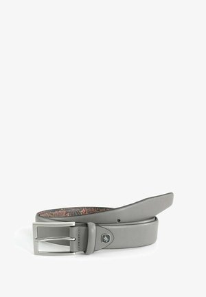 Grauer Ledergürtel mit einer silbernen Metallschnalle, mit glatter Textur und dekorativem, gemustertem Innenfutter, das an den Rändern sichtbar ist.