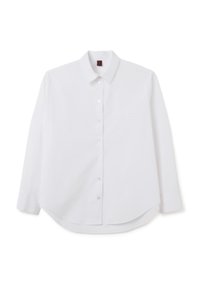 Camisa blanca de manga larga hecha de algodón con cuello abotonado, un solo bolsillo en el pecho y dobladillo curvado. Textura suave con botones pulidos.