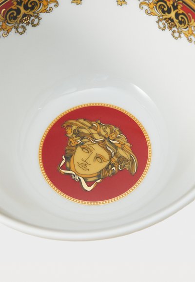 Λευκό κεραμικό μπολ με περίτεχνα χρυσά και μαύρα μπαρόκ σχέδια. Κεντρικά, κόκκινο μετάλλιο με χρυσό πρόσωπο και διακοσμητικό περίγραμμα.