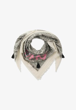 Écharpe triangulaire gris et crème avec imprimé léopard, lettres roses, bords frangés et pompons noirs aux trois coins.