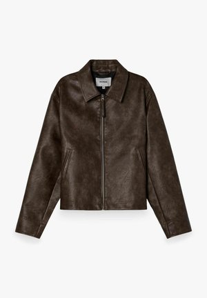 Veste en faux cuir marron foncé avec fermeture éclair à l'avant, col pointu et poches latérales inclinées, posée à plat sur un fond blanc.
