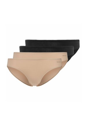 Frauen, die einen schwarzen BH und passende schwarze Bikini-Unterwäsche tragen, stehen vor weißem Hintergrund.