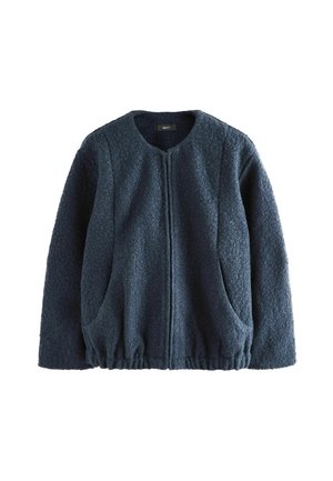 Marinblå fleecejacka med rund hals, dragkedja, sidfickor och rynkad nederkant för en snug passform. Texturerad tyg ger djup.