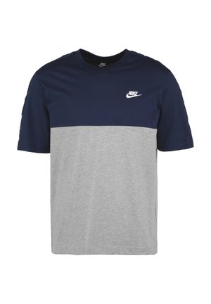 Camiseta de manga corta en azul y gris con cuello redondo y el logo de Nike en el pecho. Tela suave, diseño de bloques de color horizontal.