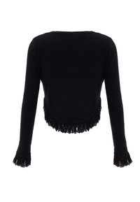 Sort ribbet langærmet cropped sweater med frynsekanter langs kanten og ærmerne, vist fra bagsiden på en hvid baggrund.