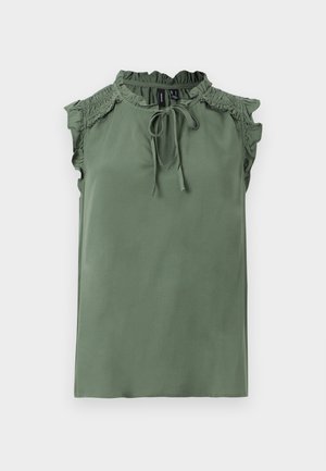 Tílko olivově zelené barvy bez rukávů s volánkovým límcem, nařasenými detaily na ramenou a předním zavazovacím výstřihem na jednobarevném pozadí.