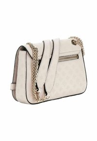 Borsa a mano in pelle rosa chiaro con motivo impresso, tracolla in catena dorata, tasca con zip e rifiniture nere. Forma rettangolare con spallacci regolabili.