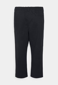 Calças cropped pretas com uma cintura elástica, dois bolsos traseiros e uma textura suave. Design simples, sem padrões ou detalhes visíveis.