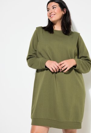 Olijfgroen sweatshirt jurk met een losse pasvorm, ronde halslijn en geribbelde manchetten. Bevat schouderaccenten en een rechte zoom.