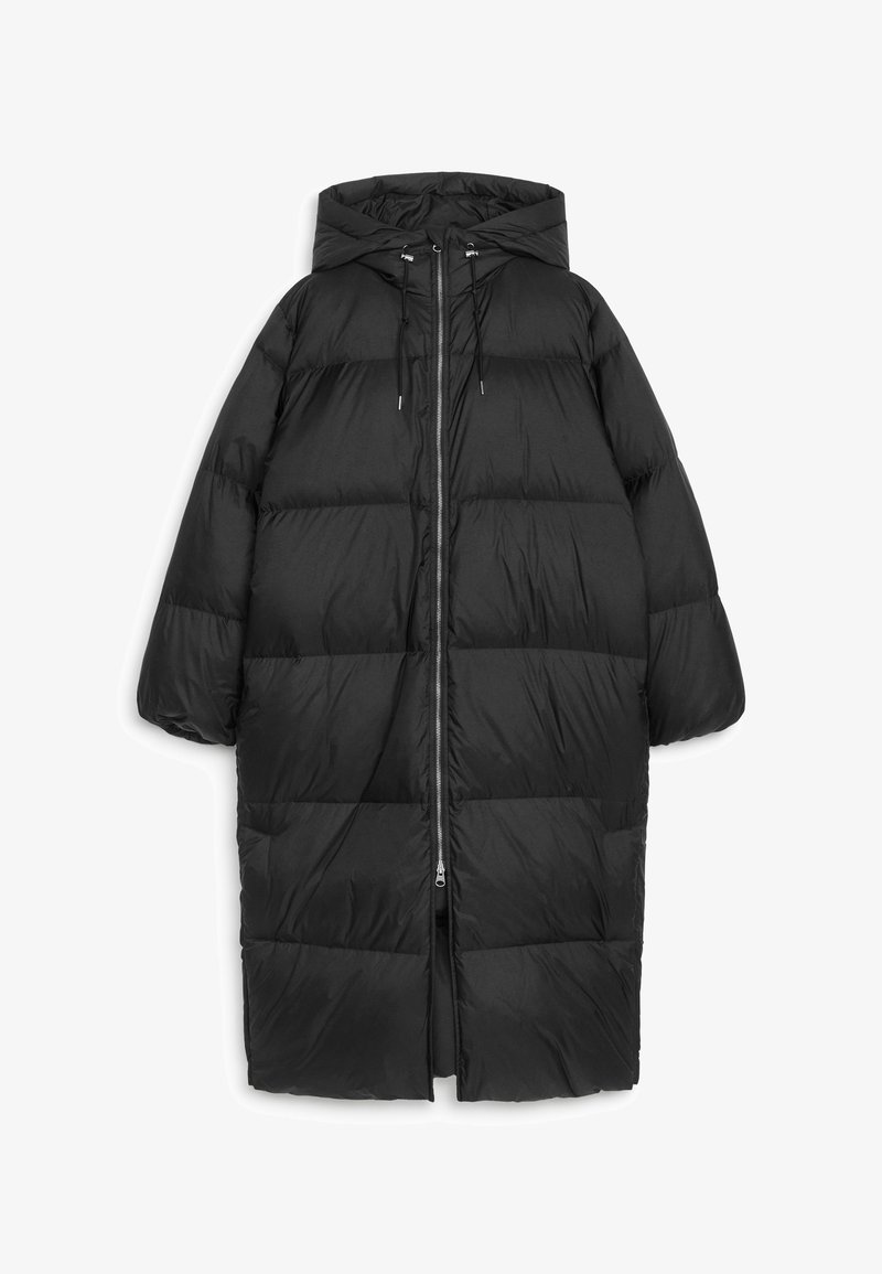 Abrigo de plumas negro con un diseño largo y suelto. Cuenta con capucha, cremallera frontal y costuras horizontales para aislamiento; tejido suave y brillante.