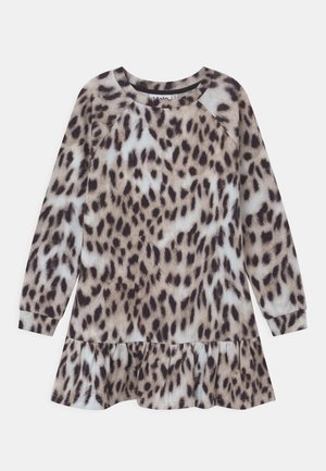 Vestido de manga larga con estampado de leopardo, escote redondo y dobladillo con volantes, mostrado sobre un fondo blanco liso.