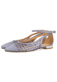 Bailarinas de lavanda trenzadas con punteras puntiagudas, correas en los tobillos y detalles metálicos en los talones. Los lados abiertos revelan un forro interior bronceado.