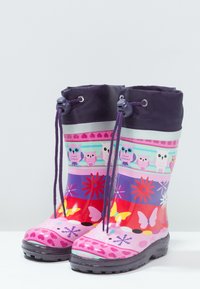 Bottes en caoutchouc colorées avec des motifs de hiboux, de fleurs et de papillons, avec un haut violet et une base rose, complétées par des fermetures à cordon.