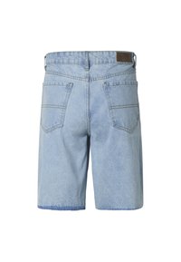Hellblaue Jeansshorts, von hinten gezeigt, mit zwei Taschen, Gürtelschlaufen und einem kleinen braunen Lederpatch am Bund.