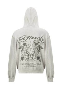 Grå hættebluse med et kranietryk og flamme-design. Har lange ærmer og en snor i huen. Teksten inkluderer "Ed Hardy" og en placering.