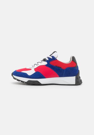 Sneaker mit einem Obermaterial aus blauen Wildleder und rotem Mesh, weißen Akzenten und schwarzer Gummisohle. Verfügt über ein Schnürdesign und strukturierte Details.