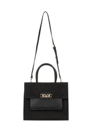 Zwarte rechthoekige handtas met bovenhandvatten, verstelbare schouderriem, voorvak en goudkleurige decoratieve logoklem op de klep.