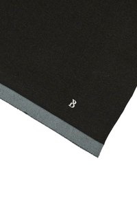Czarny materiałowy szal z jasnoszarym brzegiem. Posiada małe srebrne logo w rogu. Gładka tekstura i prostokątny kształt.
