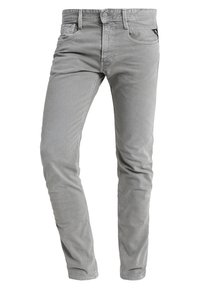 Jeans de mezclilla gris con un corte ajustado. Incluye un cierre de botón, cinco bolsillos y detalles de costura sutiles. Textura suave y liviana.